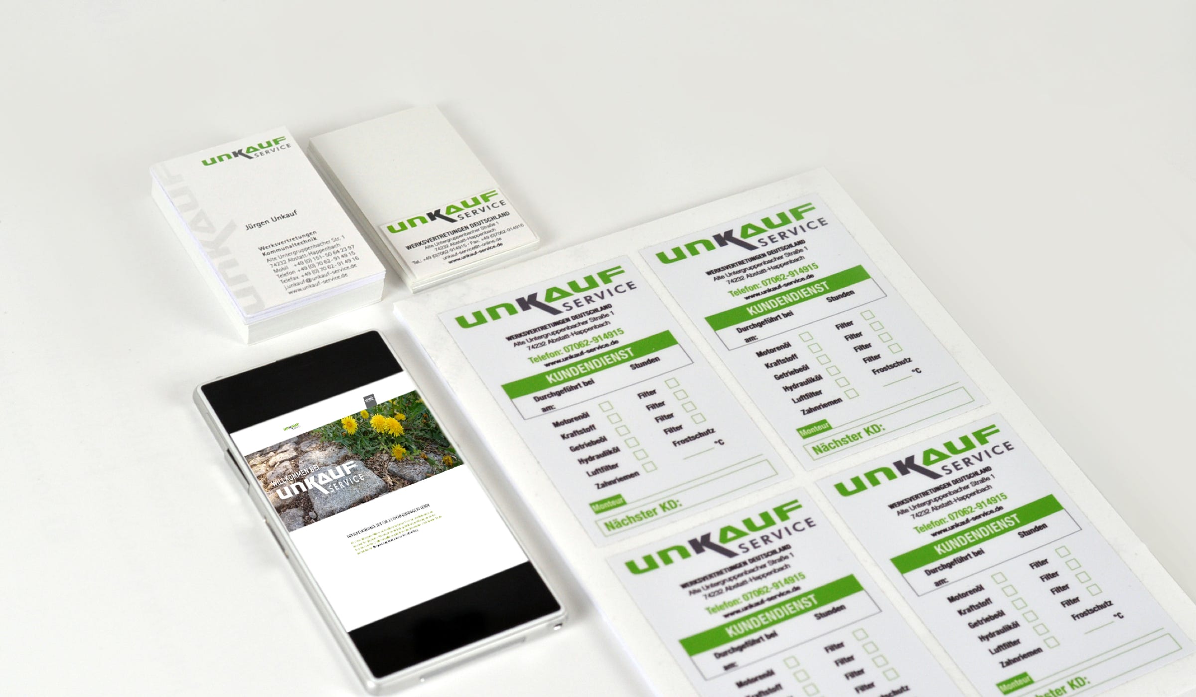 Visitenkarten, Briefpapier, Arbeits-Aufkleber und Firmenbeschriftungen wurden in einem Corporate Design erstellt.