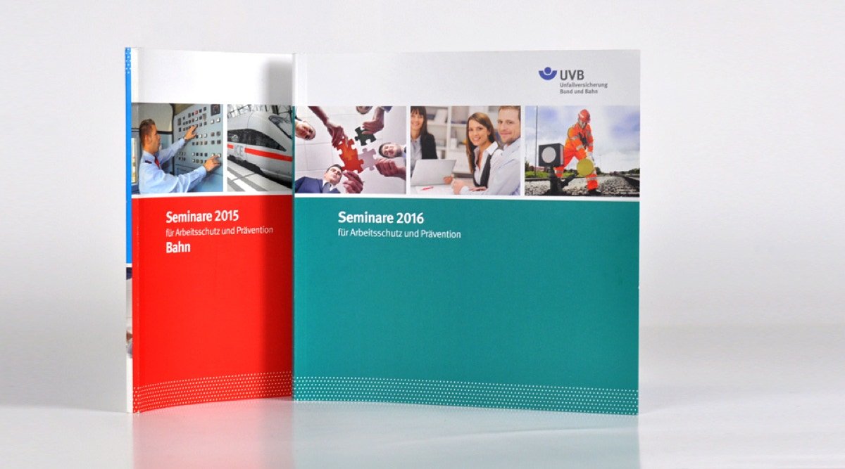 Die Unfallversicherung Bund und Bahn sensibilisiert ihre Mitarbeiter auf Unfallrisiken im täglichen Berufsleben und beugt somit vor, Unfälle im Vorfeld zu vermeiden.  Concept und Design Fabrik erarbeite Seminarbroschüre im quadratischen Format.  Jedes Seminar ist ausführlich und übersichtlich auf jeweils einer Seite gestaltet.
